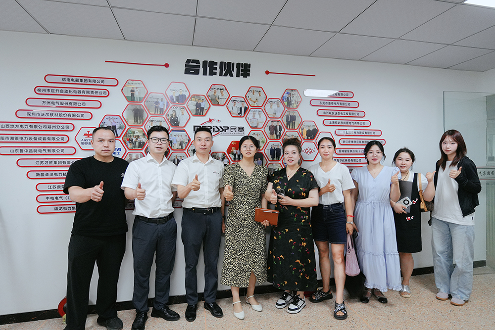 热烈欢迎五色传媒袁总率企业家朋友们来Z6·尊龙凯时电气视察指导工作